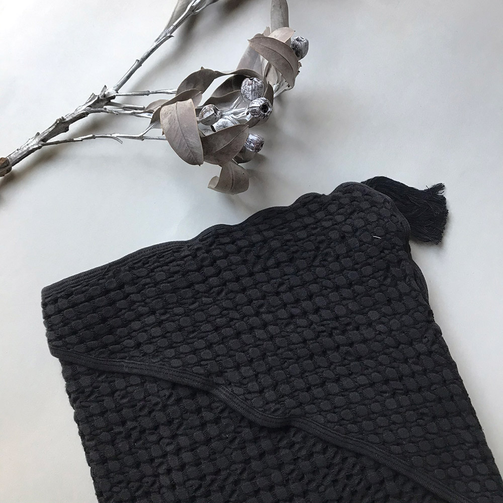 moumout' paris おくるみ　 SYBEL BEE Honeycomb cotton hooded towel with pompon Ink