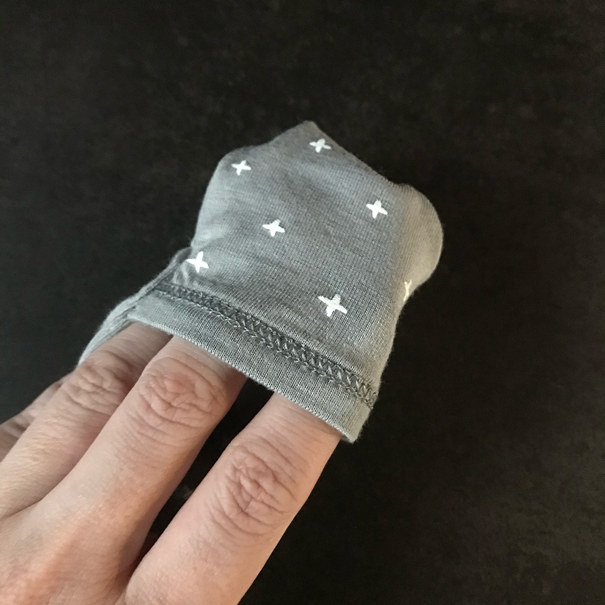 Quincy Mae BAMBOO BABY GOWN | CRISS CROSS 3-6M [ネコポス対応可] DUSTY-BLUE 出産祝