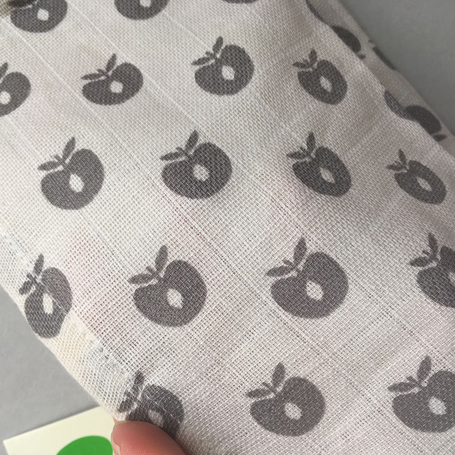 デンマークから Smafolk オーガニックコットン 大判ガーゼクロス 【クリックポスト可】  Burp Cloth apples ホワイト 70×70cm お風呂上りやプールにも