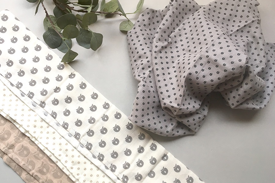 デンマークから Smafolk オーガニックコットン 大判ガーゼクロス 【クリックポスト可】  Burp Cloth mini apples ホワイト 70×70cm お風呂上りやプールにも