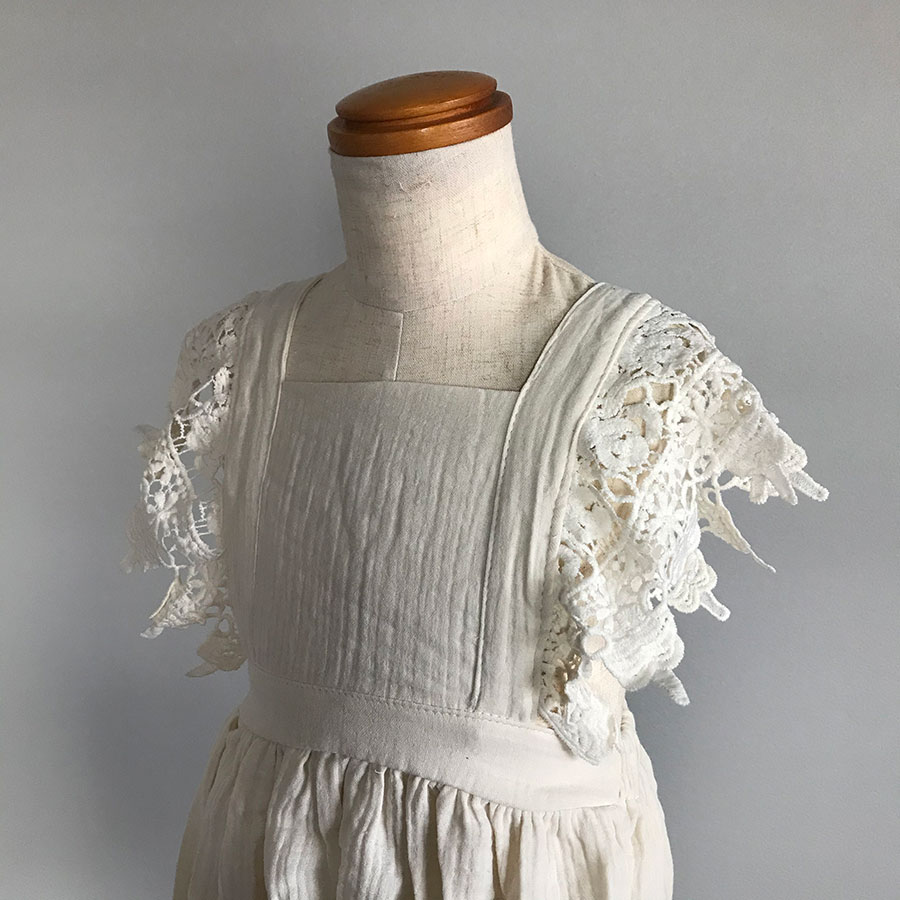 lifes レーススリーブベビードレス モーブ／生成り 70-80/90-100/110/120