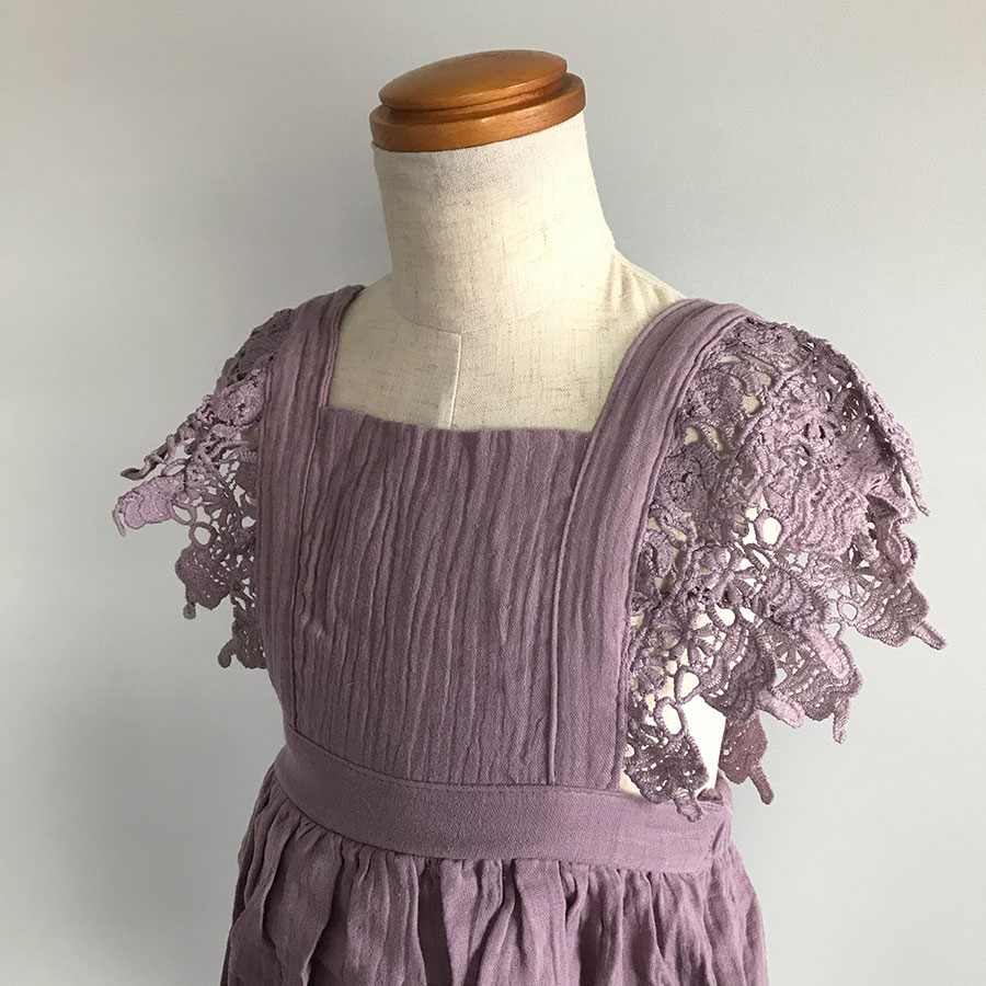 lifes レーススリーブベビードレス モーブ／生成り 70-80/90-100/110/120