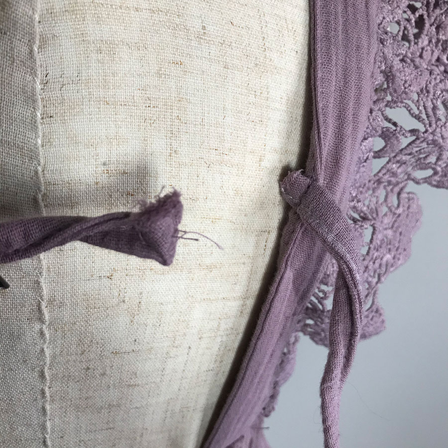 lifes レーススリーブベビードレス モーブ／生成り 70-80/90-100/110/120