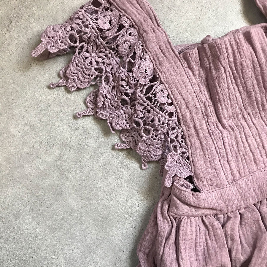 lifes レーススリーブベビードレス モーブ／生成り 70-80/90-100/110/120