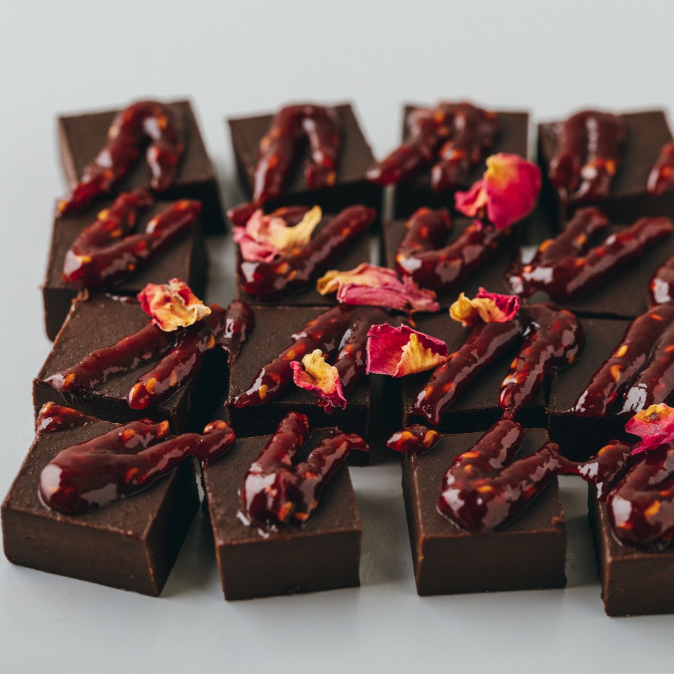 <ギフトにおススメ>ヴィーガン生チョコレート（プレーン・マンダリンオレンジ・ラズベリー＆ローズ）