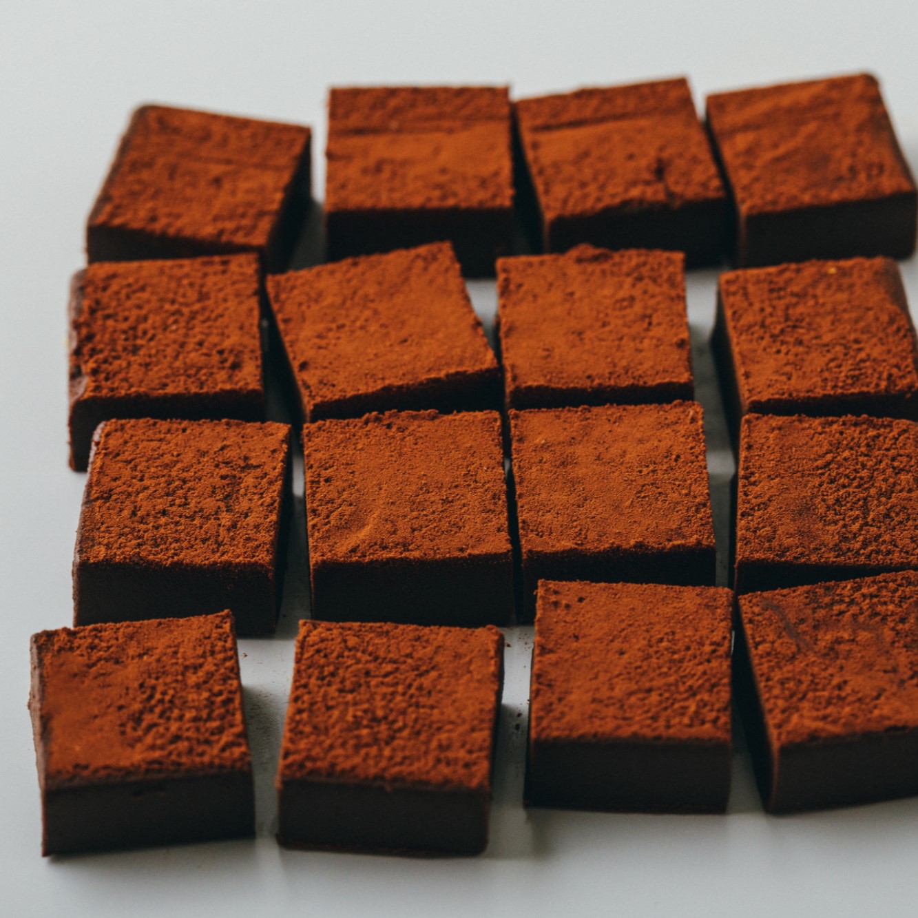 <ギフトにおススメ>ヴィーガン生チョコレート（プレーン・マンダリンオレンジ・ラズベリー＆ローズ）