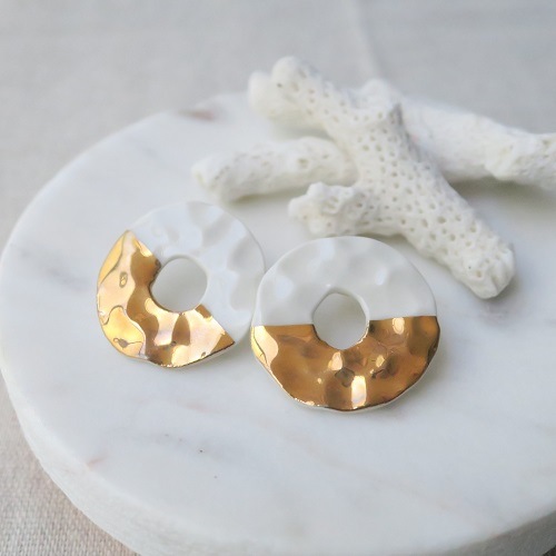 Nina Bosch 陶器ピアス ラウンドドーナッツ プレスト (white/gold)