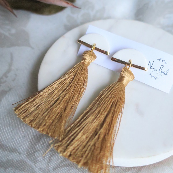 Nina Bosch 陶器ピアス half moon tassel White