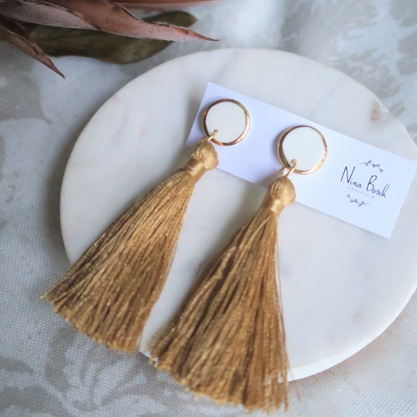 Nina Bosch 陶器ピアス small round tassel (white)