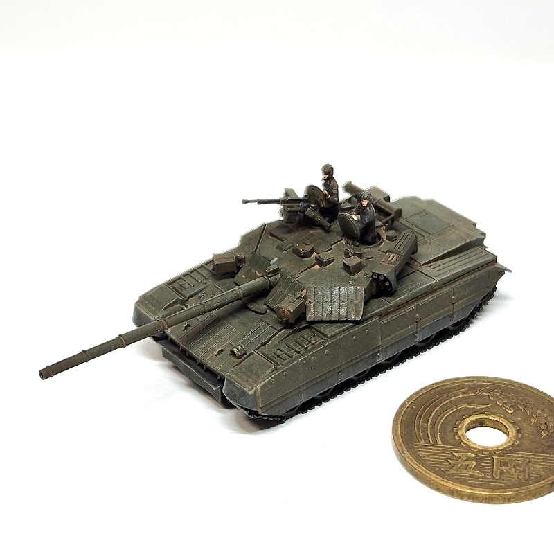 1/144　ウクライナ軍　T-84主力戦車（乗員フィギュア付き）