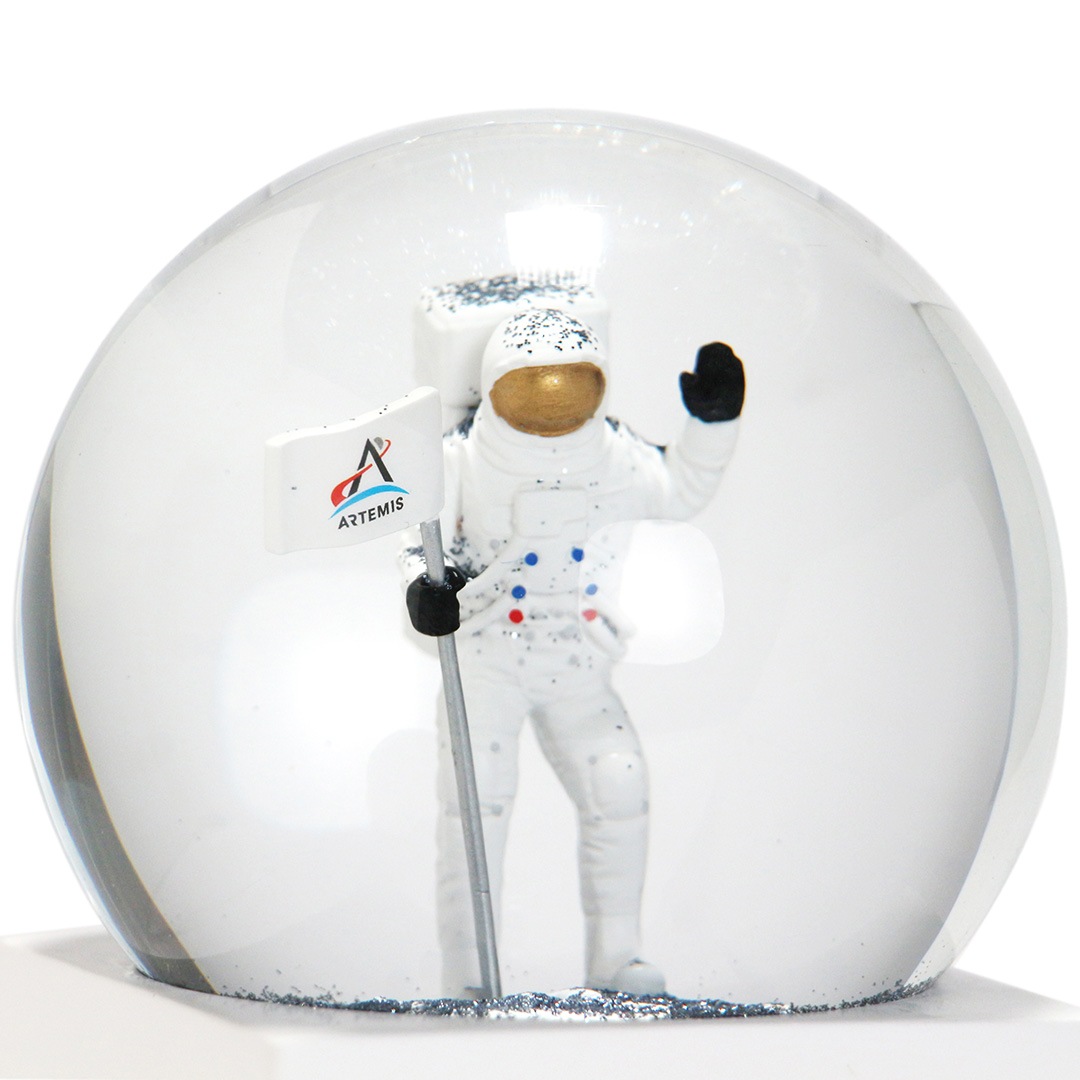 ナサ スノー グローブ | 月面の宇宙飛行士モチーフのスノードーム