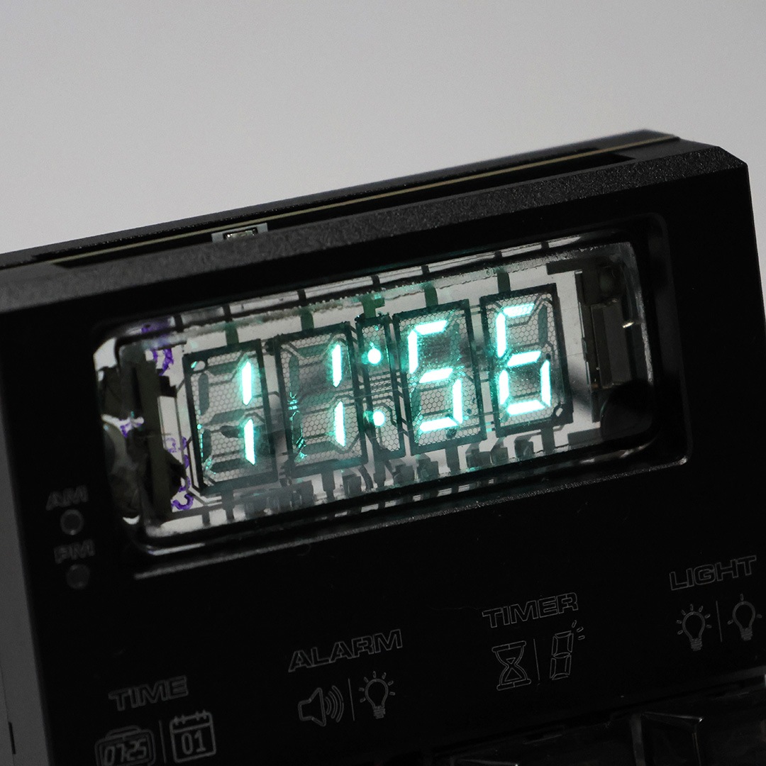 LGL Studio VFD デスク クロック | VFD搭載のレトロフューチャーな時計