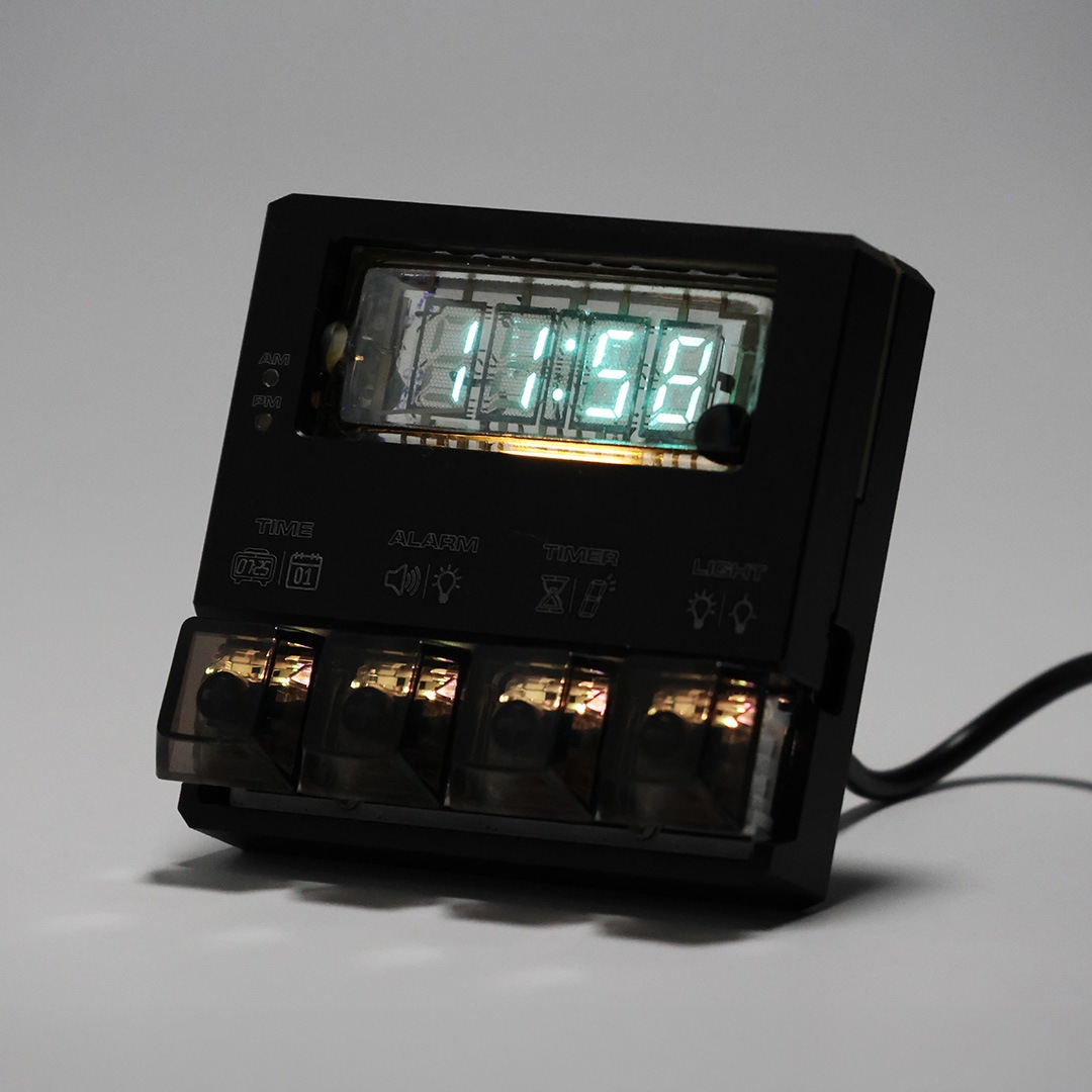LGL Studio VFD デスク クロック | VFD搭載のレトロフューチャーな時計