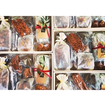 お菓子のギフトセット（焼菓子などの詰合せ）