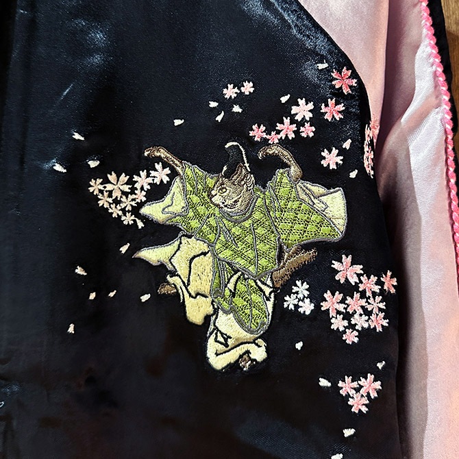 かおりん★ mmts 猫刺繍リバーシブルスカジャン レディース 黒 Sサイズ]平安猫の宴会柄刺繍リバーシブルスカジャン｜和柄