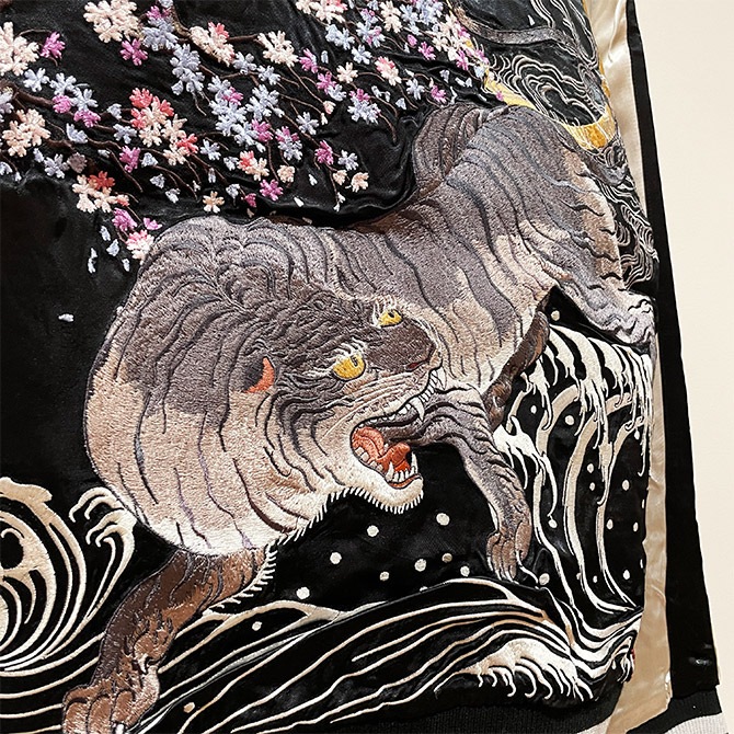 希少✨スカジャン　見返り虎　YOKOSUKA 刺繍 ブルー×ホワイト　裏地赤 希少✨スカジャン 見返り虎 YOKOSUKA 刺繍 ブルー×ホワイト 裏地赤