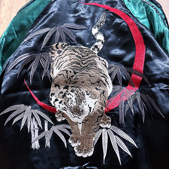 XXLサイズ]緋月と虎柄刺繍リバーシブルスカジャン｜和柄｜横須賀