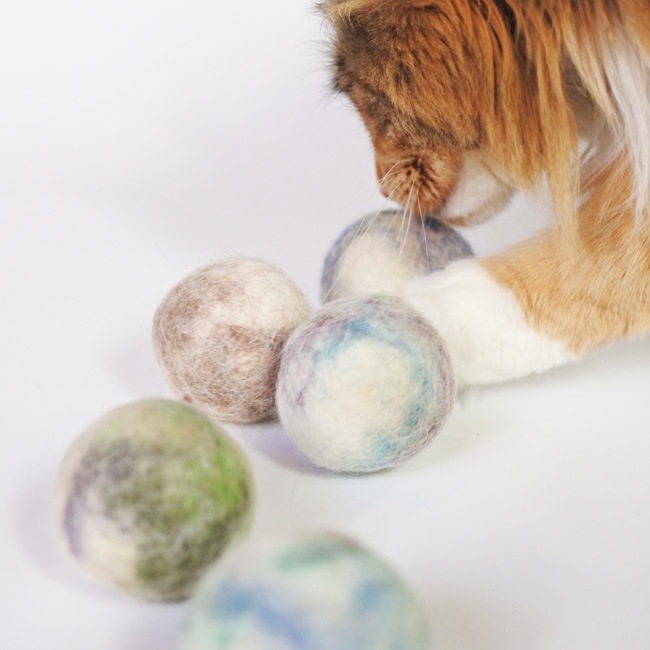 ハンドメイド 天然アルパカウール 猫用おもちゃ Marbled Felt Cat Toy House Of Cat Canada おもちゃ Decorameow