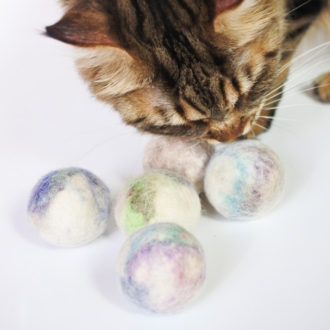 ハンドメイド 天然アルパカウール 猫用おもちゃ Marbled Felt Cat Toy House Of Cat Canada おもちゃ Decorameow