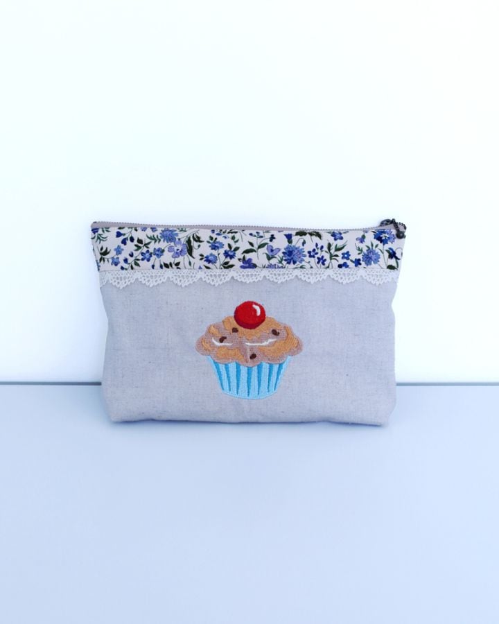 刺しゅうとアップリケのポーチ※出荷準備中