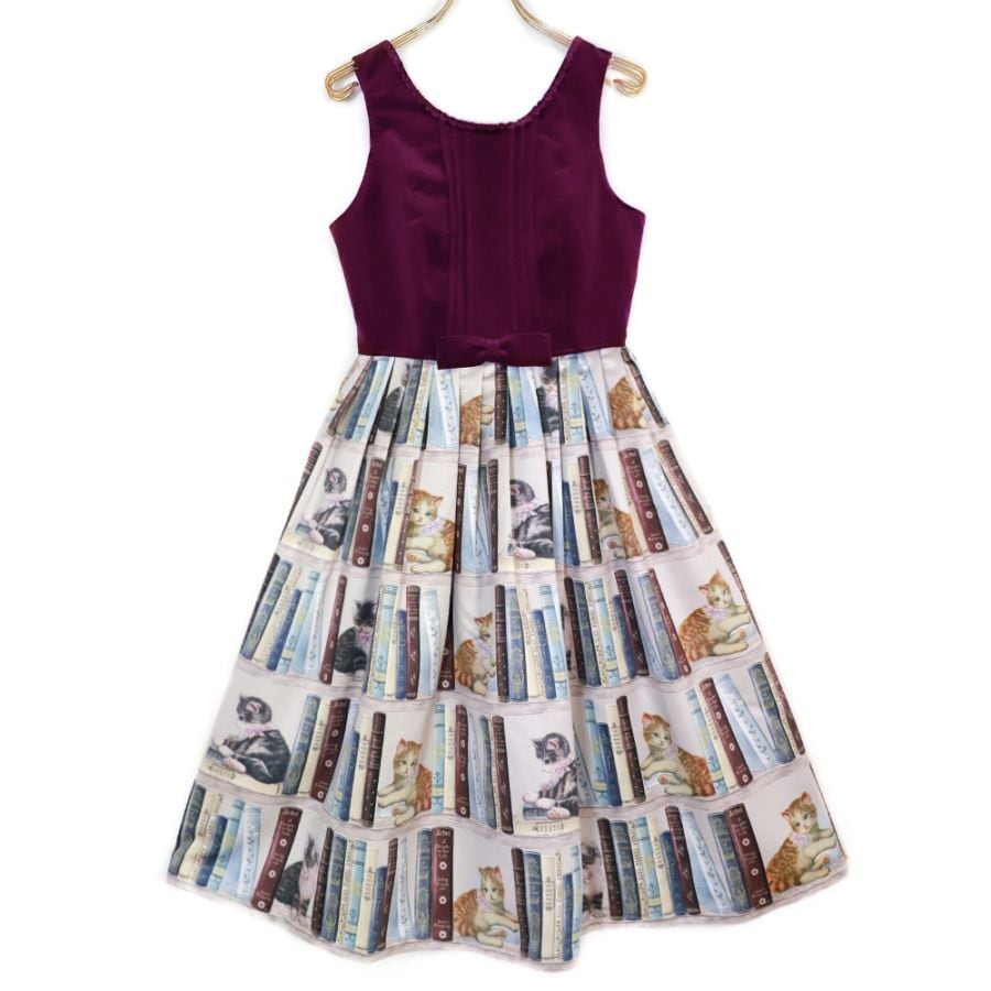 子猫と本棚 ノースリーブワンピース (Kitten library sleeveless dress