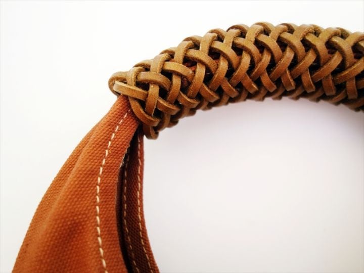 KAMARO’AN（カマロアン） トライアングルバッグ 36 ブラウン Kamaro'an カマロアン トライアングル キャンバスハンドバッグ “Woven
