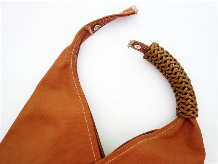 KAMARO'AN カマロアン/ Natural-Dyed Triangle Bag 36/ C-オーカー