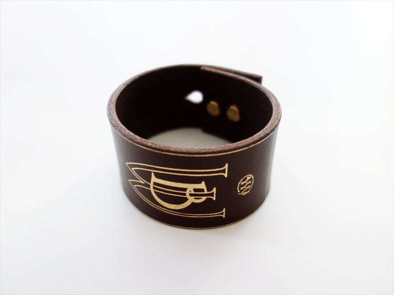 written by����ȥ���Х�/ LEATHER BRACELET/ �������֥饦��
