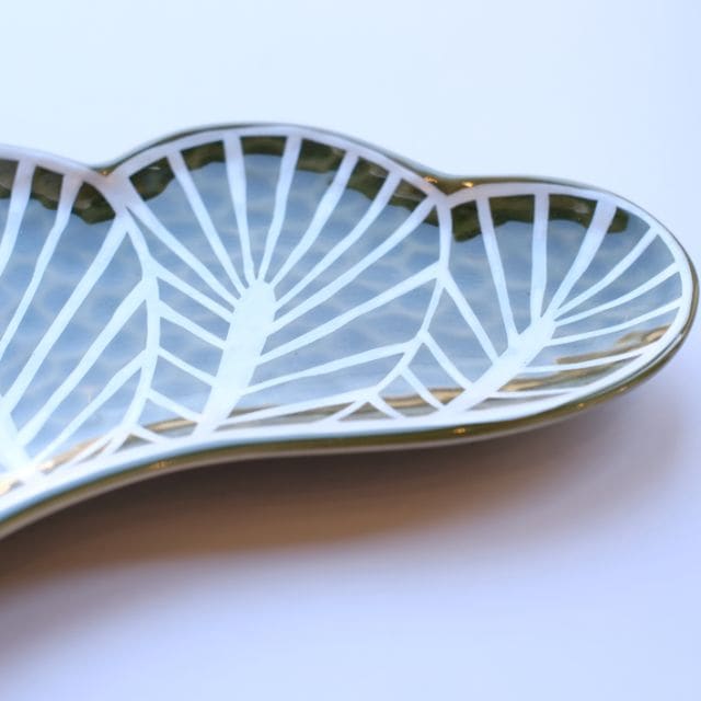 有田焼　錦茶緑銀松葉形　前菜皿