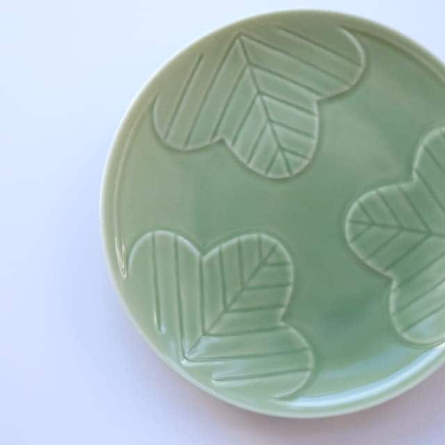 紋　12ｃｍ小皿 松　レリーフ 緑釉