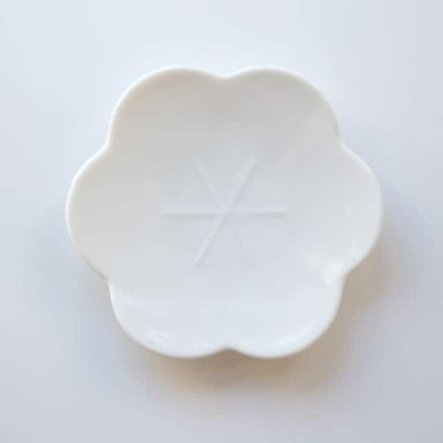 言花  11ｃｍ　小皿 黄梅 白