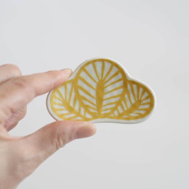 有田焼　錦　金松葉形　箸置