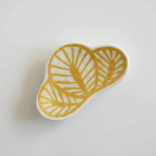 有田焼　錦　金松葉形　箸置