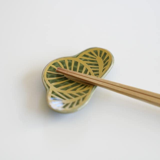 有田焼　錦茶緑　金松葉形　箸置