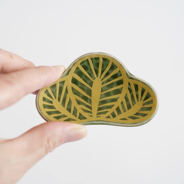 有田焼　錦茶緑　金松葉形　箸置