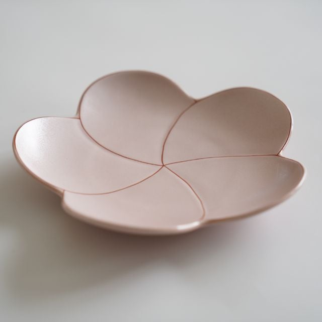 有田焼　錦曙釉銀彩捻り 梅形七寸盛皿