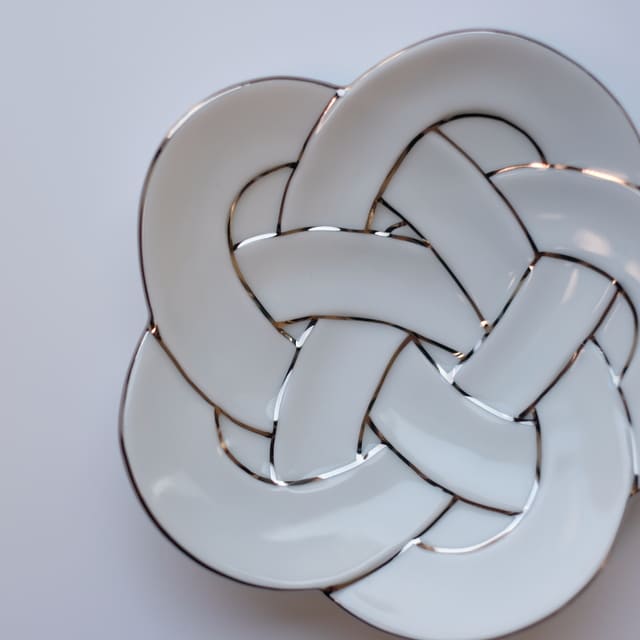 有田焼 プラチナ線 梅結び 銘々皿 ｜ 四季折々のおしゃれな和食器通販