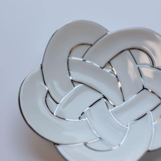 有田焼 プラチナ線 梅結び 銘々皿 ｜ 四季折々のおしゃれな和食器通販