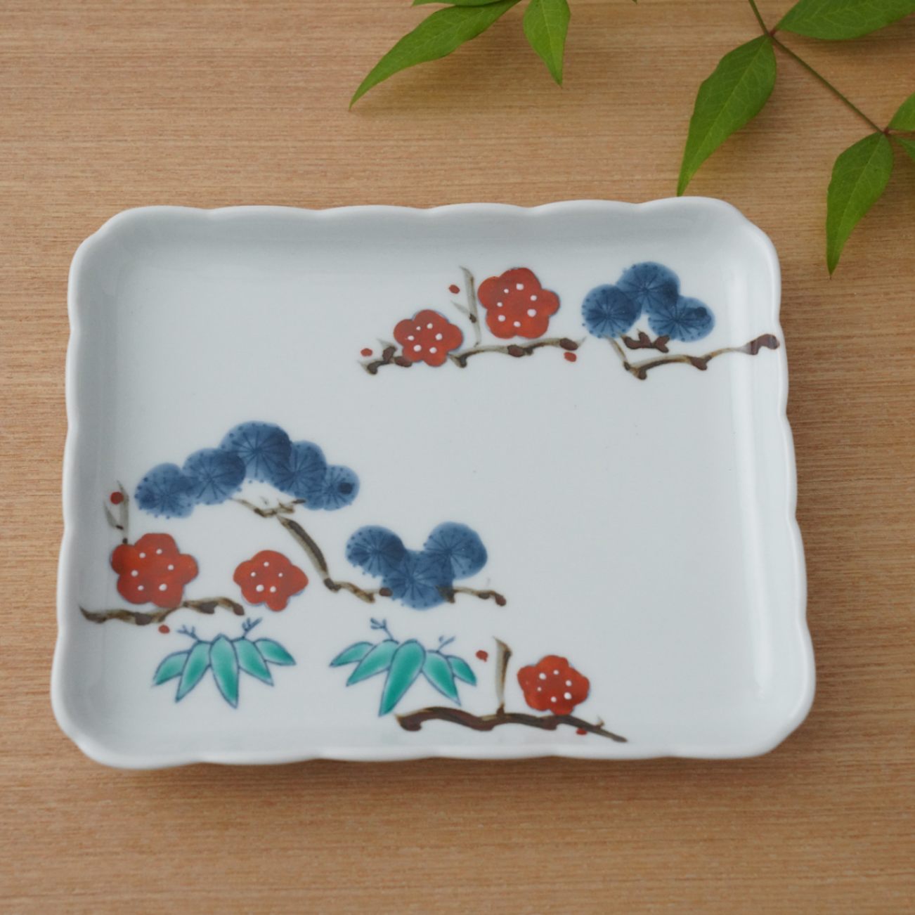 伊万里焼 貫入抹茶碗 松竹梅 伊万里焼 染錦吉祥松竹梅 角銘々皿 | 【