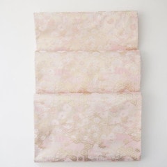 西陣織　菊と亀甲花菱紋　シャンパンゴールド×ピンクテーブルランナー　辻元舞さん 西陣織 菊と亀甲花菱紋 シャンパンゴールド×ピンクテーブルランナー