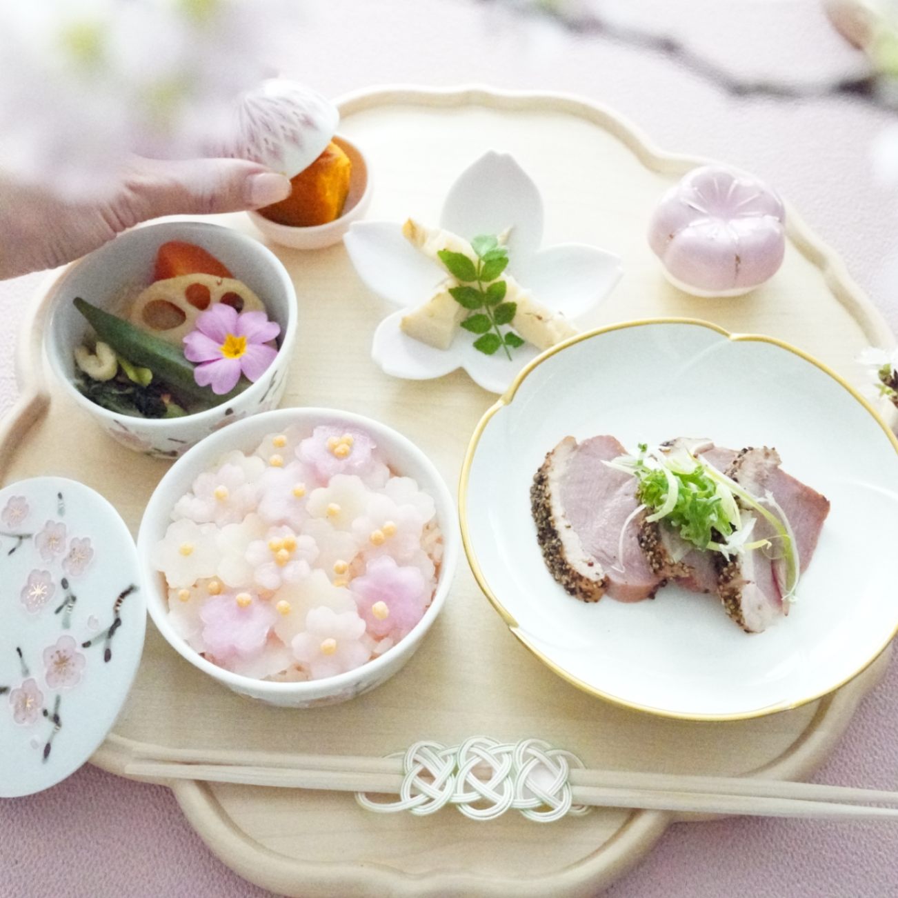 伊万里焼　一珍紅梅　二段重