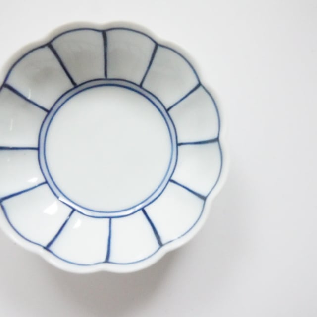 有田焼 手描き線紋 菊割小鉢 青 ｜ 四季折々のおしゃれな和食器通販