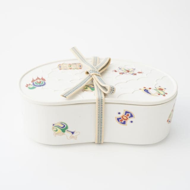 真田紐付き　白マット錦七宝宝尽し繭型蓋物（有田焼）　FOURGRACEオリジナル