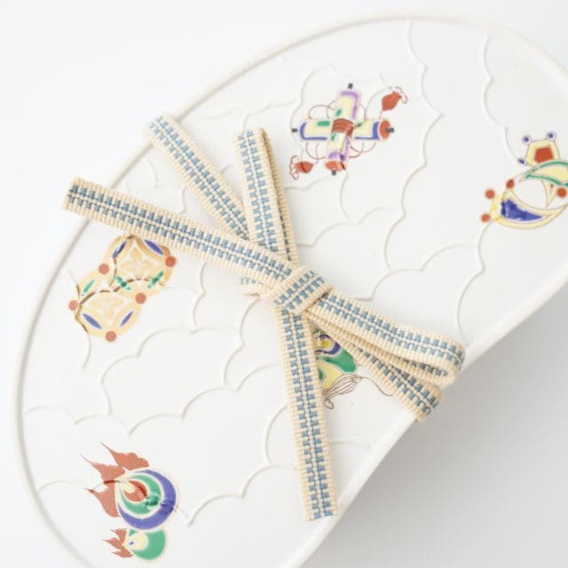 真田紐付き　白マット錦七宝宝尽し繭型蓋物（有田焼）　FOURGRACEオリジナル