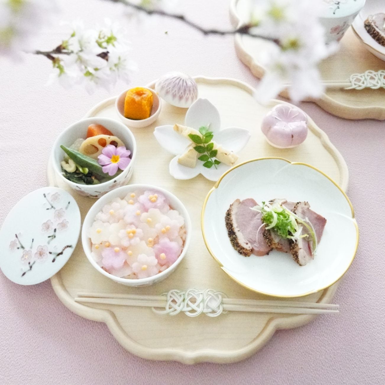 花柄のクリーム色の皿　伸風窯 越前塗 梅銘々皿15cm 総ピンク縁金 しべ金 FOURGRACEオリジナル