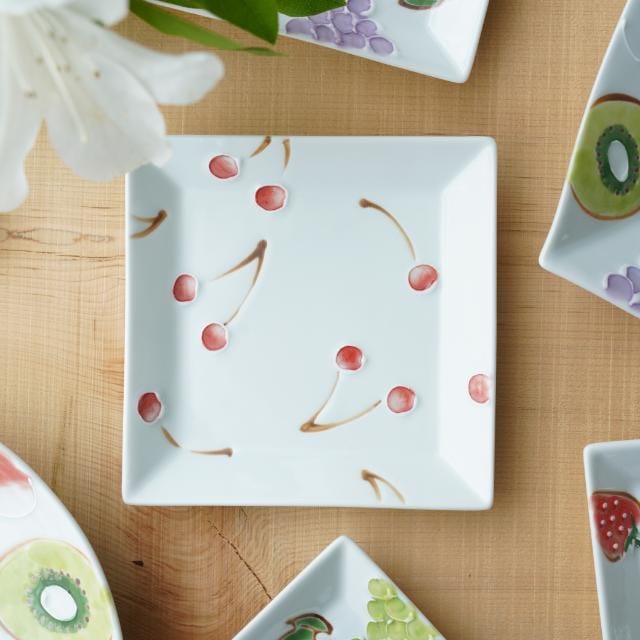 一珍フルーツ絵柄シリーズ　角皿　11.8cm　サクランボ(伊万里焼)