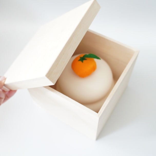 菱形台付き 京ちりめん橙付き とうきの鏡餅飾り 大（木箱タイプ）日本