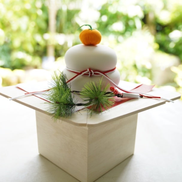 削りだし鏡餅　ゴウプロダクツ　鏡餅　木製 削りだし鏡餅。もうすぐお正月。 箱から出して飾るだけ。 お年賀