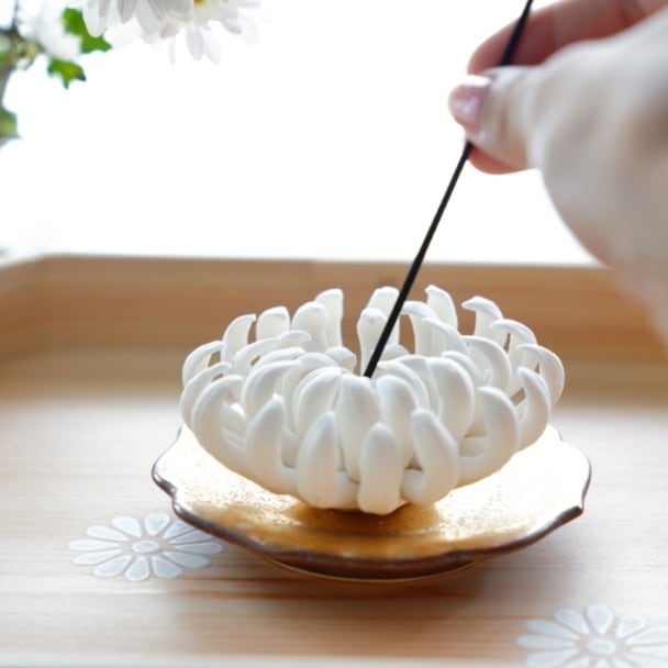 陶器の菊飾り(お香立て)