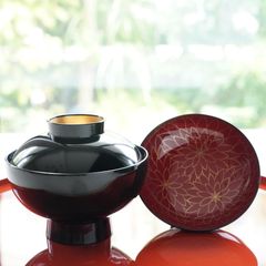 御殿吸椀 黒見返朱総菊｜ 四季折々のおしゃれな和食器通販サイト